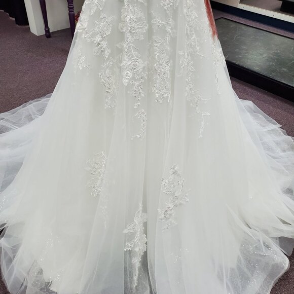 Everette Size 10 Ivory Private Label Lace /Tulle Ballgown Bridal Gown - Picture 3 of 7